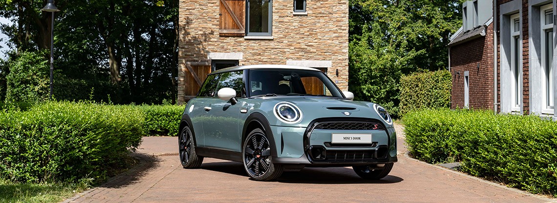 MINI Cooper S vue de trois-quarts avant. MINI Cooper S 3 door vue de trois-quarts avant devant un bâtiment.